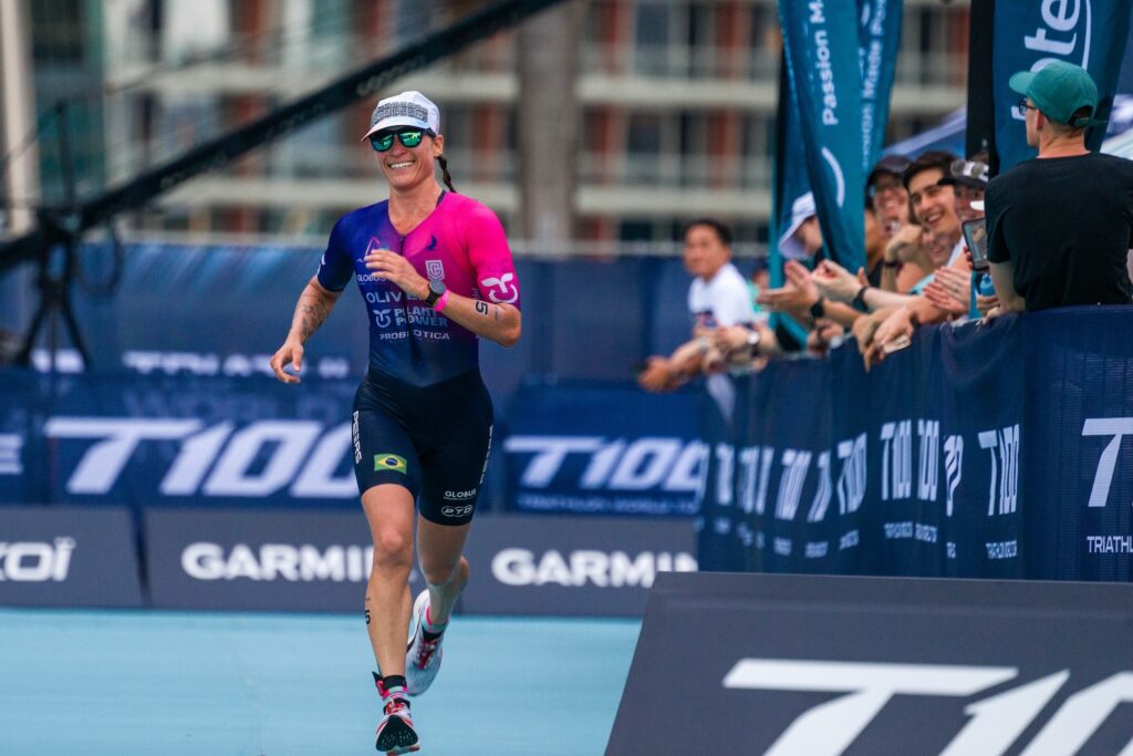 Pamella Oliveira competing in Singapore T100 Triathlon